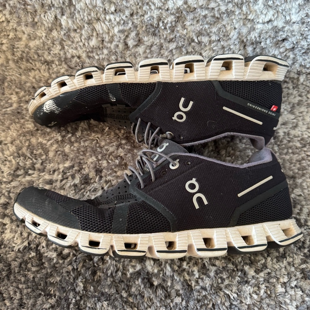 On Running Black Sneakers Swiss Engineering Womens Size 9.5 Cloudtec
